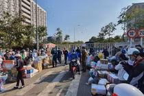 Khu cách ly đông nghịt người tiếp tế vật dụng, thực phẩm: “Điểm nóng”nguy cơ lây nhiễm Covid-19