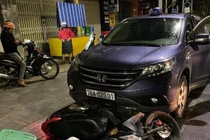 Ôtô kéo lê xe máy chở sản phụ đi sinh khoảng 500m