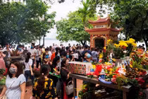 Đổ xô đi lễ chùa ngày mùng 1: Thánh thần có giúp tránh được COVID-19?