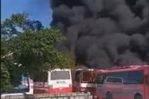 Hỏa hoạn kinh hoàng tại bến xe đưa đón công nhân, 6 ô tô bị thiêu rụi