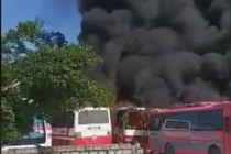 Hỏa hoạn kinh hoàng tại bến xe đưa đón công nhân, 6 ô tô bị thiêu rụi