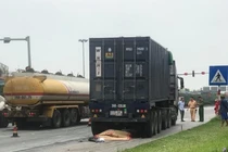 Hải Dương: Container va chạm xe mô tô, một người chết thảm