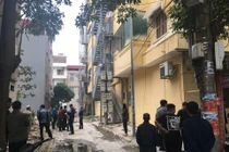 Nữ sinh viên nhảy lầu tự tử, mẹ can ngăn không kịp