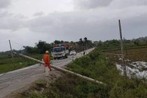 Hàng trăm cột điện gãy đổ ở miền Trung do bão số 5: Nghi ngờ là đúng?