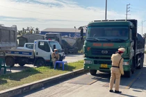 Xe quá khổ, quá tải cày nát QL17B: CSGT lập chốt xử lý