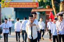 ĐH Y dược Thái Bình miễn học phí cho nam sinh 10 năm cõng bạn