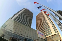 Tăng lương ở EVN, lãnh đạo cao vút... nhân viên thấp tè: Có bất thường?