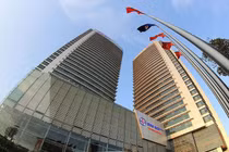 Tăng lương ở EVN, lãnh đạo cao vút... nhân viên thấp tè: Có bất thường?