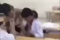 Nữ sinh lớp 10 bị bạn học lột quần áo, quay clip lên mạng xã hội