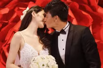 Công Vinh hôn Thủy Tiên trong lễ thành hôn 