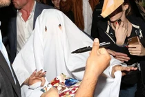 Lady Gaga trùm khăn trải bàn ra phố