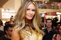 Siêu mẫu Elle Macpherson sắp có con ở tuổi 51