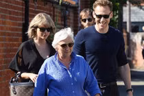 Taylor Swift và Tom Hiddleston ra mắt cha mẹ hai bên