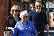Taylor Swift và Tom Hiddleston ra mắt cha mẹ hai bên