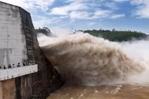 Cận cảnh xả lũ cuồn cuộn như sóng thần ở Hòa Bình