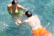 Siêu mẫu Irina Shayk tình tứ Bradley Cooper trên biển