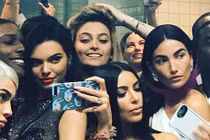 Sao Hollywood tranh nhau chụp ảnh tự sướng trong toilet