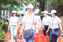 Hoa hậu Giáng My trẻ trung như thiếu nữ đôi mươi đi từ thiện