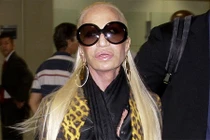 Nhà thiết kế Donatella Versace dọa ma bằng khuôn mặt “dao kéo”