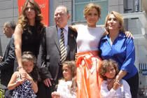 Khi sao Hollywood bị lu mờ vì con