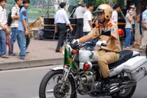 Cảnh sát giao thông tìm chủ nhân bọc tiền 21 triệu rơi trên đường