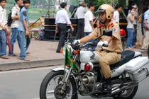 Cảnh sát giao thông tìm chủ nhân bọc tiền 21 triệu rơi trên đường