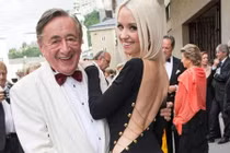 Bi đát mối tình “trâu già cỏ non” người mẫu đồ lót và tỷ phú già