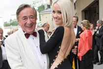 Bi đát mối tình “trâu già cỏ non” người mẫu đồ lót và tỷ phú già