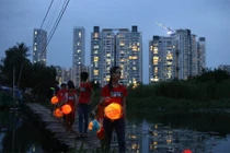 Cảm động “Trung thu khác” của trẻ em xóm nhà lá sau những cao ốc