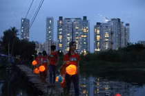 Cảm động “Trung thu khác” của trẻ em xóm nhà lá sau những cao ốc