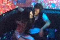 Selena Gomez quấn quýt Orlando Bloom trong hộp đêm