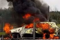 Xe 7 chỗ cháy dữ dội trên cao tốc, tài xế thoát hiểm