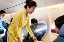 Khách hạng thương gia tát tiếp viên hàng không Vietnam Airlines