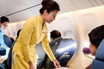 Khách hạng thương gia tát tiếp viên hàng không Vietnam Airlines