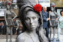 Họa mi tóc nâu Amy Winehouse được tạc tượng