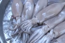 Giật mình mực lạ sau khi nướng vẫn thẳng