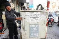 Tủ điện “nguy hiểm chết người” trải khắp vỉa hè HN