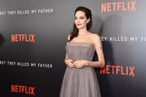 Lâu lắm rồi mới thấy Angelina Jolie tươi tắn, xinh đẹp thế này