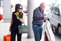 Thu Minh được chồng Tây tháp tùng ra sân bay đi HQ