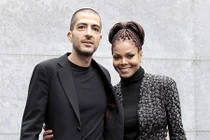 Janet Jackson mang thai con đầu lòng ở tuổi 50