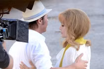 Vợ chồng Brad-Angie tình tứ trên phim trường