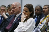 Angelina Jolie bật khóc tại hội nghị về lạm dụng tình dục