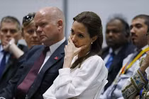 Angelina Jolie bật khóc tại hội nghị về lạm dụng tình dục
