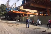 Dự án đường sắt Nhổn-Ga Hà Nội: Tuýp sắt dài 3m rơi xuống đường