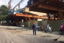 Dự án đường sắt Nhổn-Ga Hà Nội: Tuýp sắt dài 3m rơi xuống đường