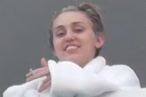 Giật mình với khuôn mặt mộc nhợt nhạt của Miley Cyrus