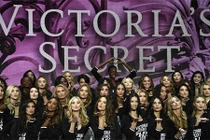 Hàng chục người mẫu phấn khích chuẩn bị cho show Victoria’s Secret