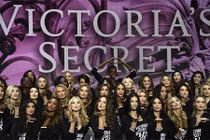 Hàng chục người mẫu phấn khích chuẩn bị cho show Victoria’s Secret