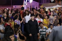 Người dân chen lấn, đông kín trong đám tang Duy Nhân