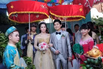 Đám cưới tưng bừng của Nhật Kim Anh ở quê nhà